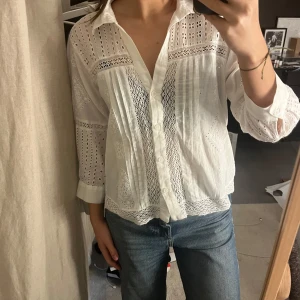 Broderad blus/skjorta - Så fin broderad blus/skjorta ifrån Zara. Verkligen ett av mina favvoplagg! Storlek L på lappen men väldigt liten i storlek så skulle snarare säga att den är S.