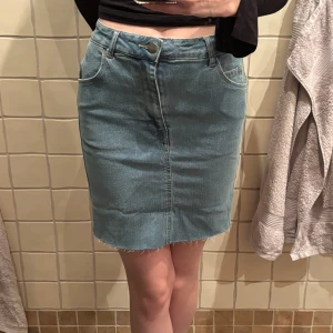 Kort jeanskjol från hm  - En kort jeanskjol från HM i storlek 34. Bara provad så prislappen sitter kvar. Nyskick. 