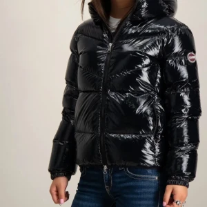 Så snygg dunjacka från Colmar💕 - Snygg svart glansig dunjacka från Colmar. Perfekt för kyliga dagar med sin pufferdesign som håller värmen. Jackan är i väldigt bra skick. 