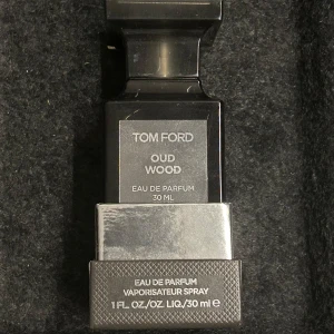 Tom Ford Oud Wood Eau de Parfum 30 ml - Säljer en elegant parfym från Tom Ford. Parfymen är 30 ml och nästan helt oanvänd. Perfekt nu till kylan. Nypris ca 1800kr. Kontakta mig vid frågor och intresse!