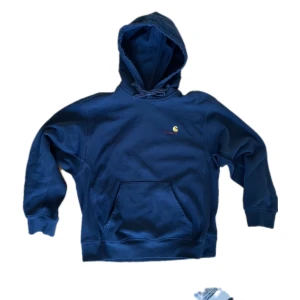 Carharrt  hoodie - Säljer carharrt hoodie i storlek L då den är för stor! Aldrig andvänd, skriv för mått eller frågor🫶 nypris: 1395kr