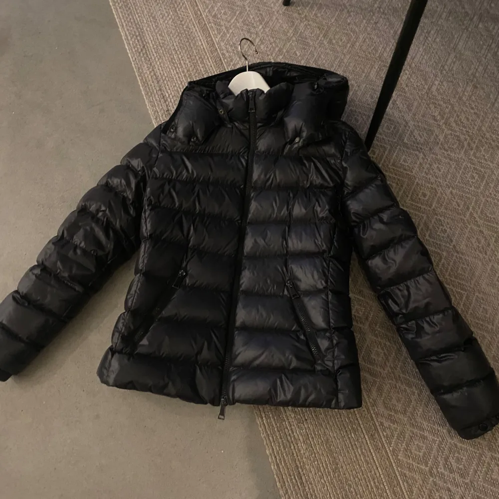 Säljer en snygg svart dunjacka från Moncler. Den är i mycket bra skick och perfekt för vintern. säljer den för 6500 då jag köpte den för 12 000, den är i storlek 2. Perfekt för kalla dagar! 🖤. Jackor.