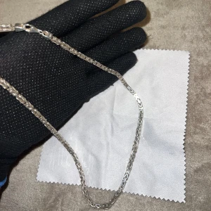 Kejsarlänk halsband äkta silver - Kejsarlänk halsband i äkta sterling silver med karbinlås tål både bad och dusch och kan enkelt kan putsas upp.   Bredd 4,5 mm. Längd 55cm. 47g. Förvaringsväska och putsduk ingår. Nypris 2099 SEK. 