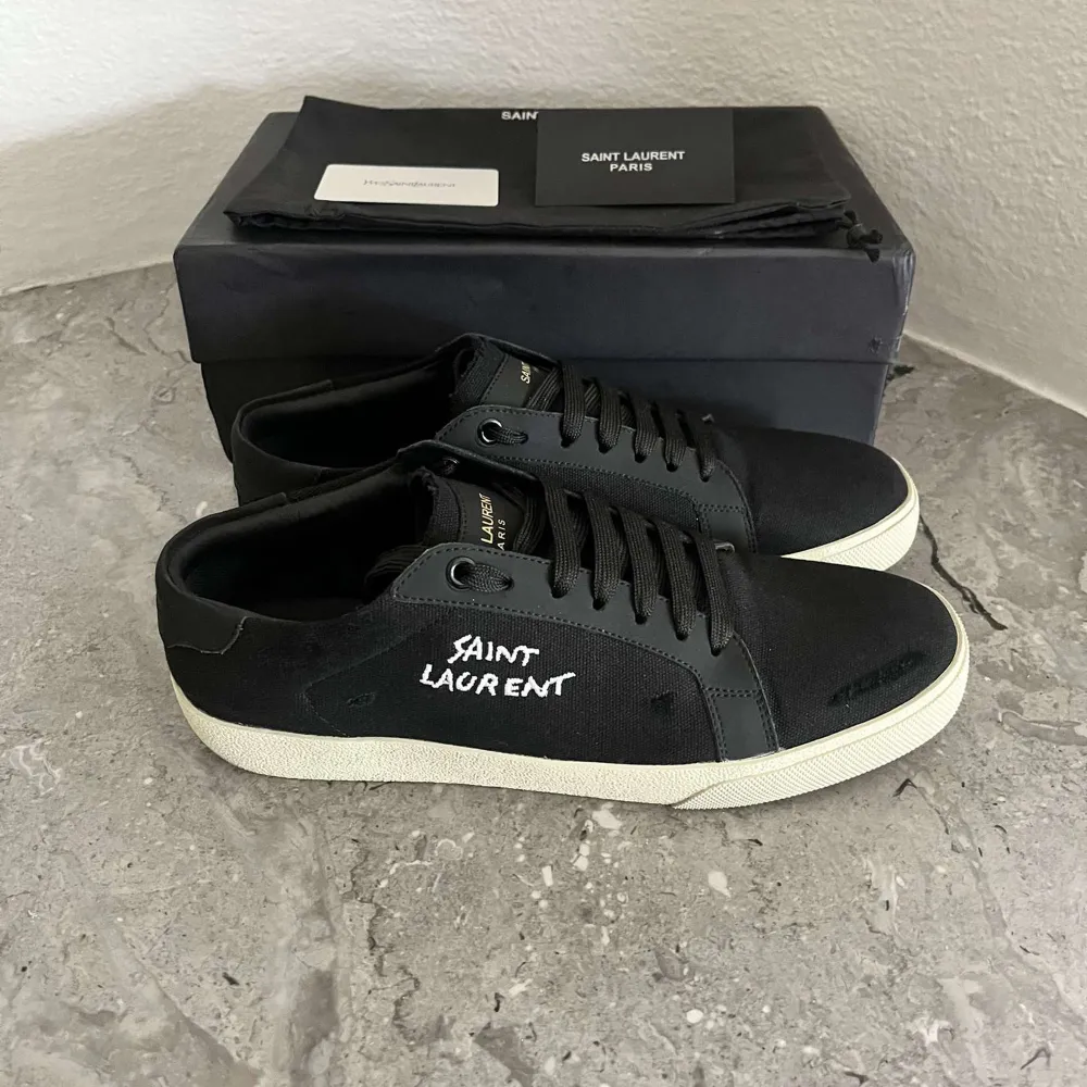 Hej! Säljer nu mina saint Laurent skor eftersom dom inte passade, dom är i storlek 42 men dom är ganska smala så skulle säga att dom passar 41 också, dom är använda 1 gång, kommer med allt og, dustbag och box, fraktar samma dag eller dagen efter, skriv för mer info och priset kan diskuteras . Kengät.