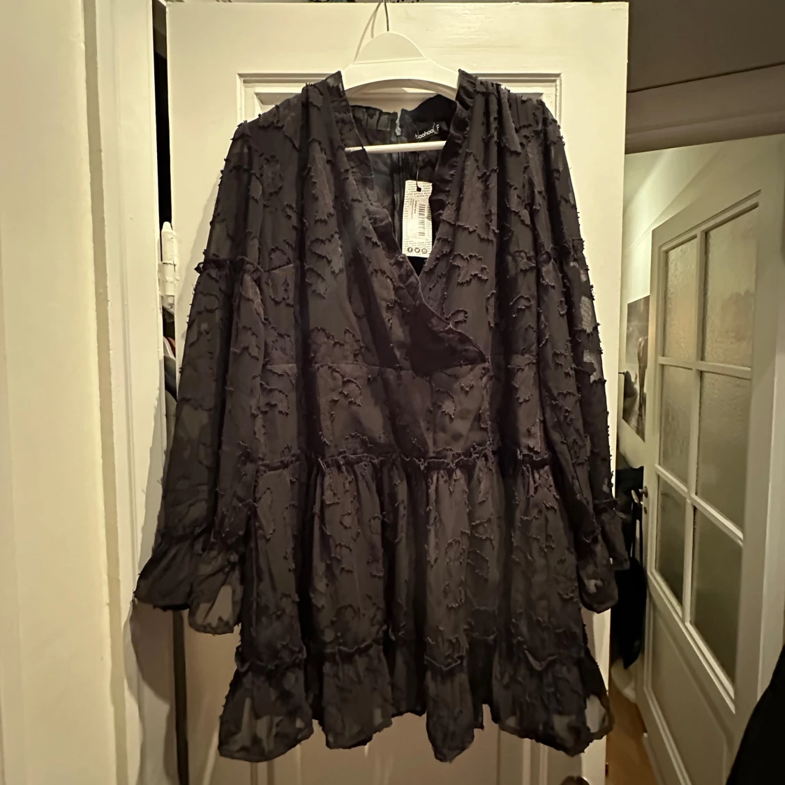 Svart klänning med volangdetaljer - 92