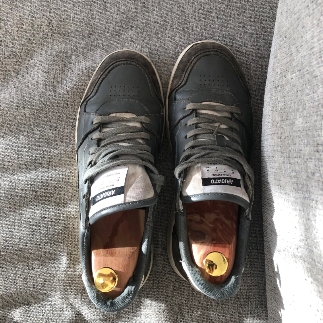 Gråa sneakers från Axel Arigato - 91