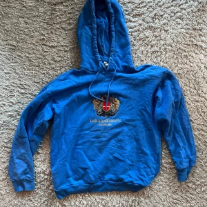 Han kjobenhavn hoodie M - En blå huvtröja med en broderad logotyp på bröstet. Huvan är fodrad med ett mjukt tyg. Tröjan har en normal passform.  Storlek M.  Hälsningar//  Ludvig 