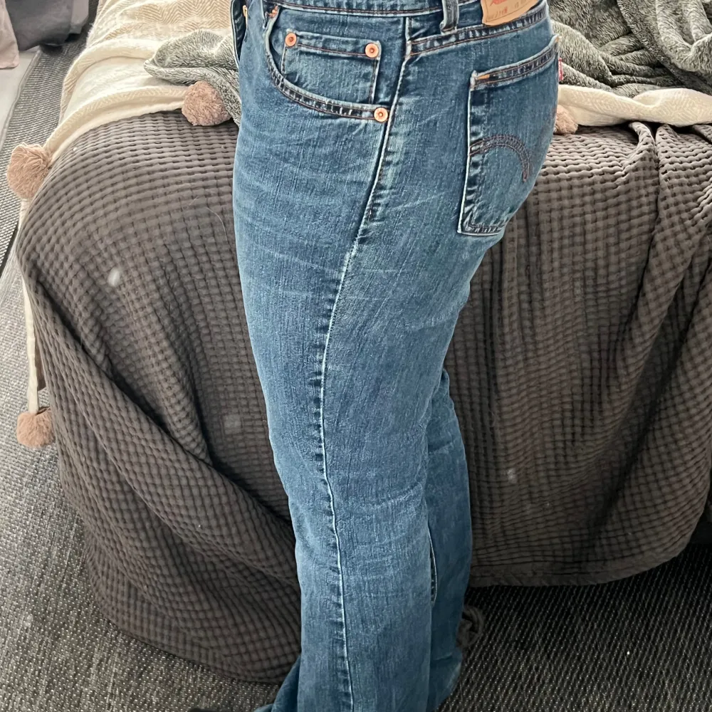 Säljer då mina vintage Levi’s bootcut/flare jeans som är SVIN snygga!! Varför jag säljer? Jo de kommer ej till användning och sitter inte ”bra” på min kroppstyp. Annars jättesköna. Kom privat för flera frågor!! Kan gå ner i pris vid snabb affär.💋. Jeans & Byxor.