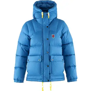 Säljer en snygg blå dunjacka från Fjällräven i modellen Expeditonal Lite Jacket. Den är en storlek S och nypris är 6999kr. Är även öppen till att byta mot en fjällräven i mörkblå, mörkgrön eller svart i storlek xs, eller sälja för förslaget pris