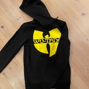 Wu-tang hoodie - Säljer en riktigt fet wu-tang clan hoodie!!! Hoodien är i storlek S och från märket ”wu-wear”. Den är i nyskick, och endast använd ca 4 gånger‼️Jag säljer då jag alltid tyckt den är lite för liten för mig! (Priset kan prutas)