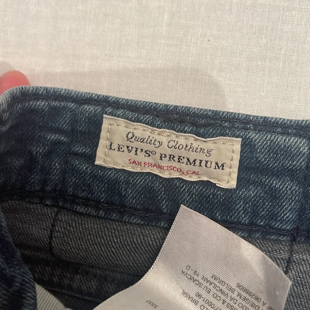 Säljer ett par snygga Levi's Premium jeans i blå denim. De har en klassisk femficksdesign och en bekväm passform. Perfekta för både vardag och fest! Bra skick förutom taggen som blivit sliten från tvätten (bild 4). Sitter slim/skinny och är strl. W32 L32 . Jeans & Byxor.