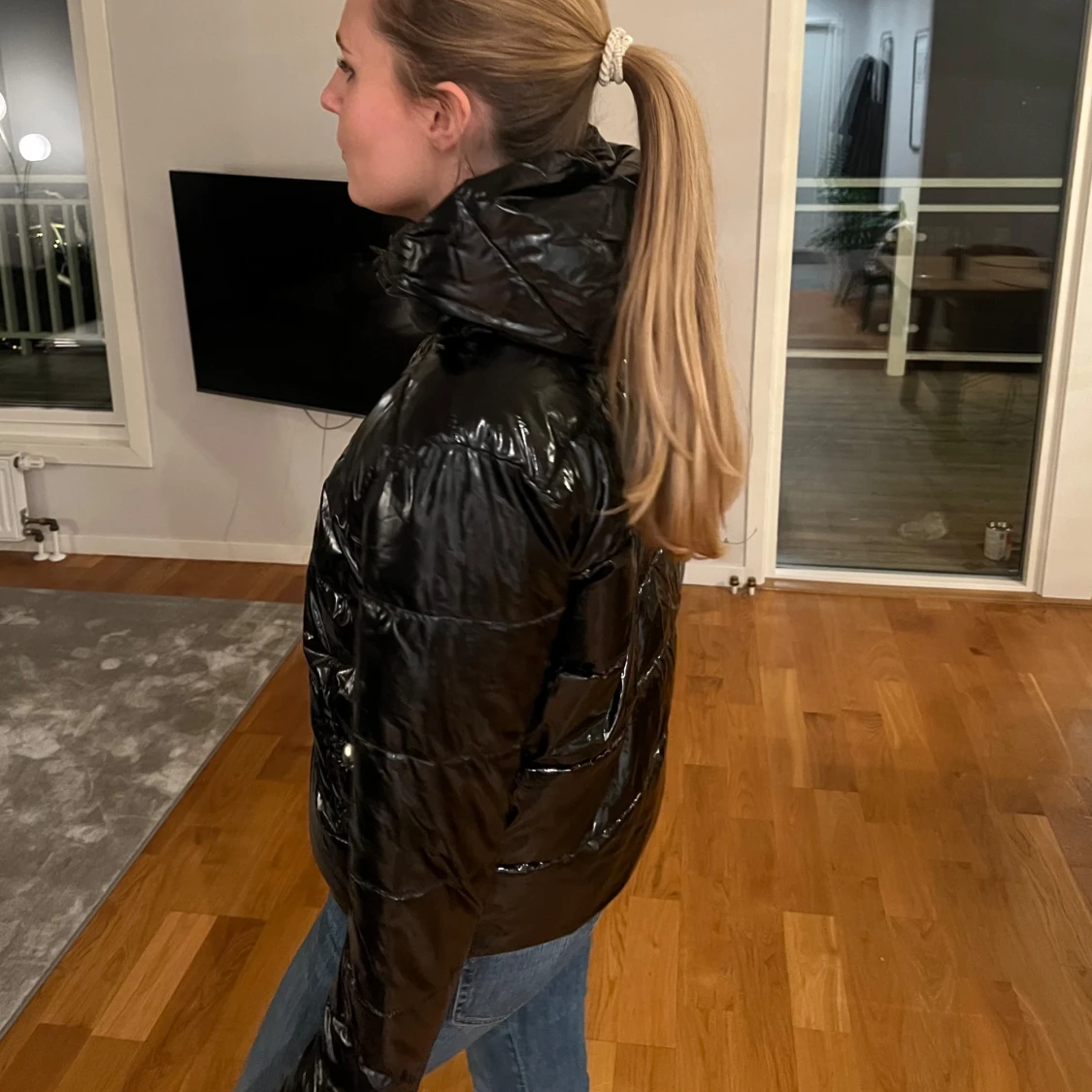 Svart glansig pufferjacka - 91