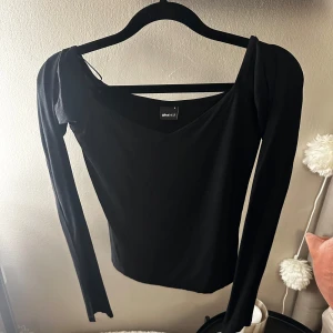 V ringad tröja - Säljer denna v ringade tröja ifrån ginatricots soft touch kollektion! Den är så skön men knappast använd🖤den har en slits i armen