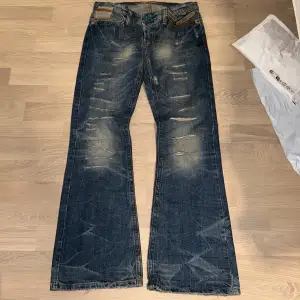 SJUKA bootcut lågmidjade jeans från river island med så coola detaljer både fram och bak! Storlek S/8 Har inga bilder på tyvärr då de är för små för mig:( Säljs de inte får mina framtida barn dem hahah