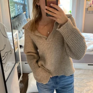 Beige stickad tröja✨❤️ - Mysig beige stickad tröja med en avslappnad passform. Perfekt för kyliga dagar. Passar både till vardags och lite finare tillfällen.✨Används sällan och vill gärna bli av med den! Köp! Pris kan diskuteras.