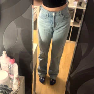 Ljusblå jeans från H&M - Säljer ett par ljusblå jeans från H&M i storlek 38. De är högmidjade med en straight passform och knappar framtill. Använda max 10 gånger.🌸