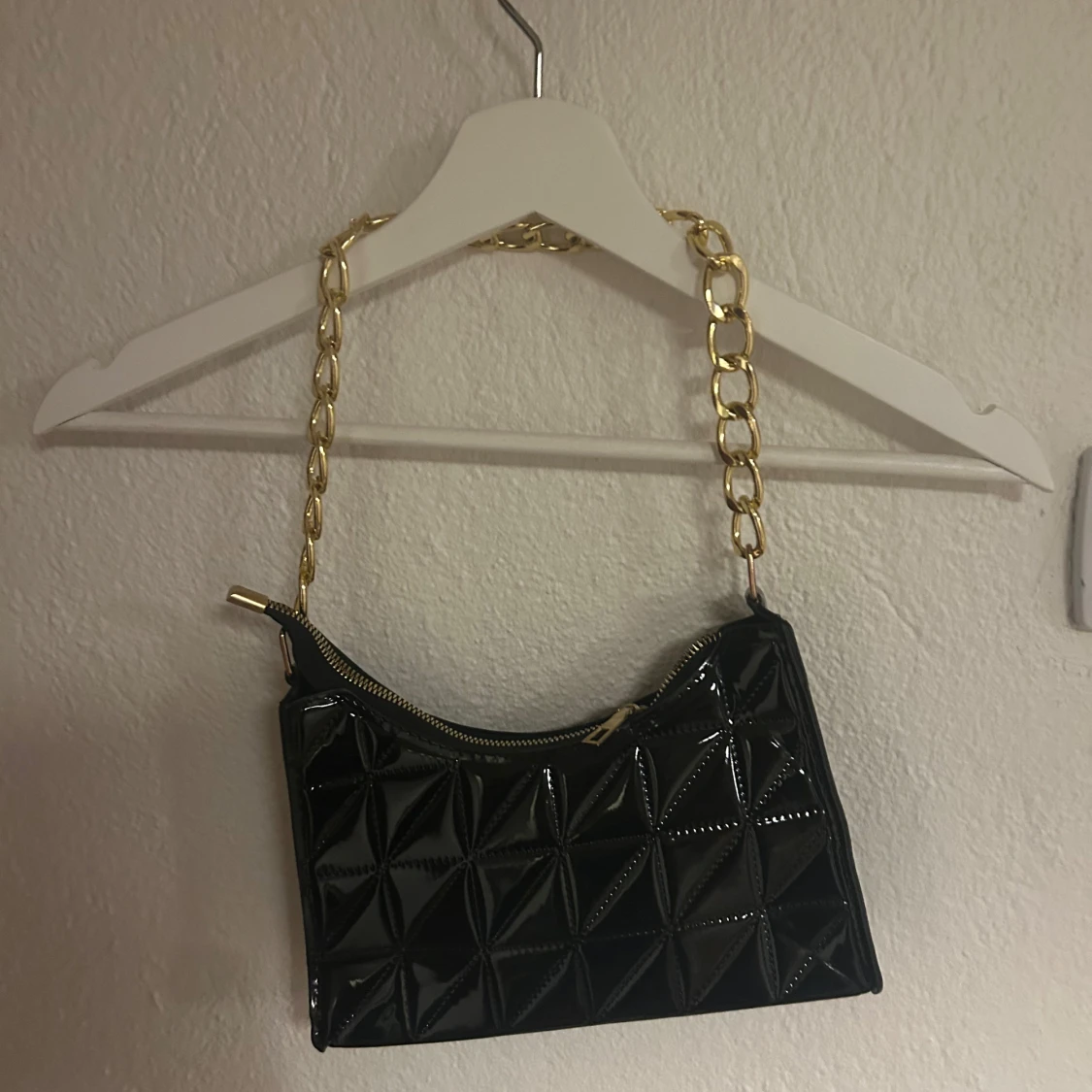 Svart quiltad axelväska med guldkedja - 90