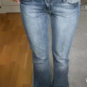 Säljer ett par skit snygga blå bootcut jeans i jättebra skick. Köpta på Plick och inte använda en enda gång då de var lite långa💕Jag är 163💕