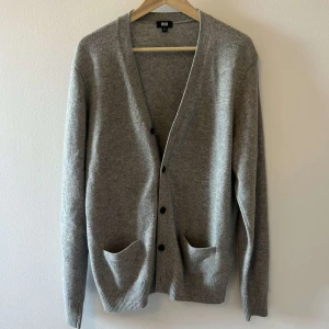 Uniqlo cardigan med knappar - En cardigan med knappt från uniqlo aldrig använd. Materialet är 100% ull och är o väldigt bra skick. Dm för ytterligare info 