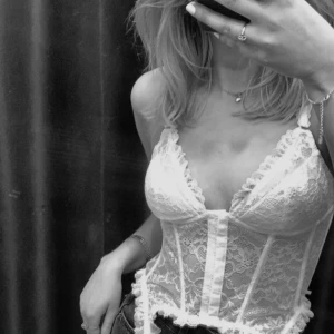 Korsett topp - Säljer min fina vita spetstopp från Urban outfitters, köpt i Milano i februari och aldrig använd! Ej genomskinlig och passar perfekt till fest💛