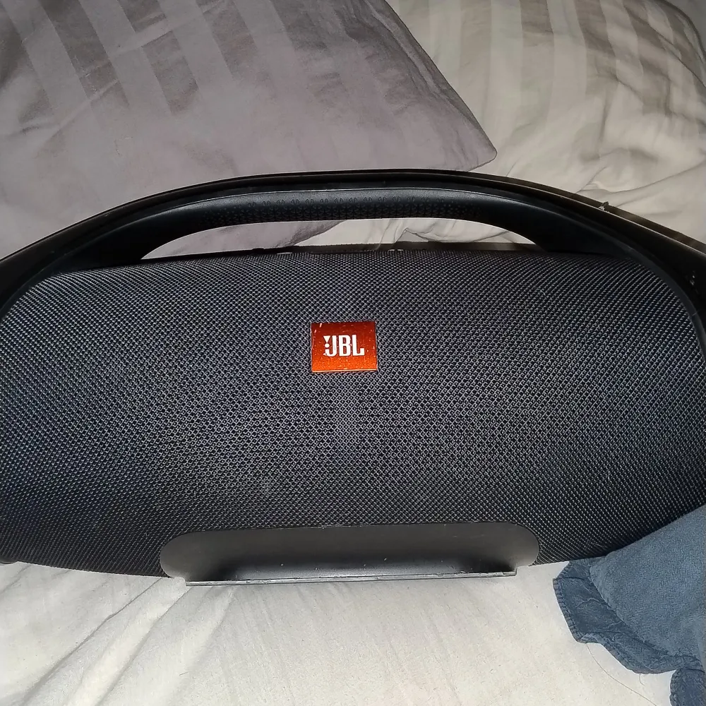 Hej säljer nu Min JBL BOOMBOX 2 då jag inte använder den längre, den funkar utmärkt inga defekter eller konstigheter, ny pris 6000kr. Accessoarer.