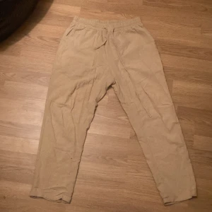 Beige linnebyxor  - Rensar garderoben, säljer ett par sköna beige linnebyxor. Perfekta för sommaren. Storlek S och har använts 3-5 gånger.