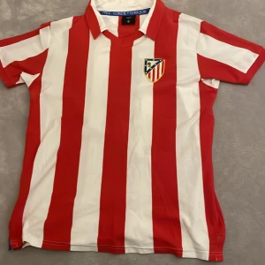 Retro Athletico Madrid tröja från 1970 - Säljer denna äkta retro tröja då den är för liten för mig. Har använt den 1 gång och tröjan kostar 800 kronor i nypris. 