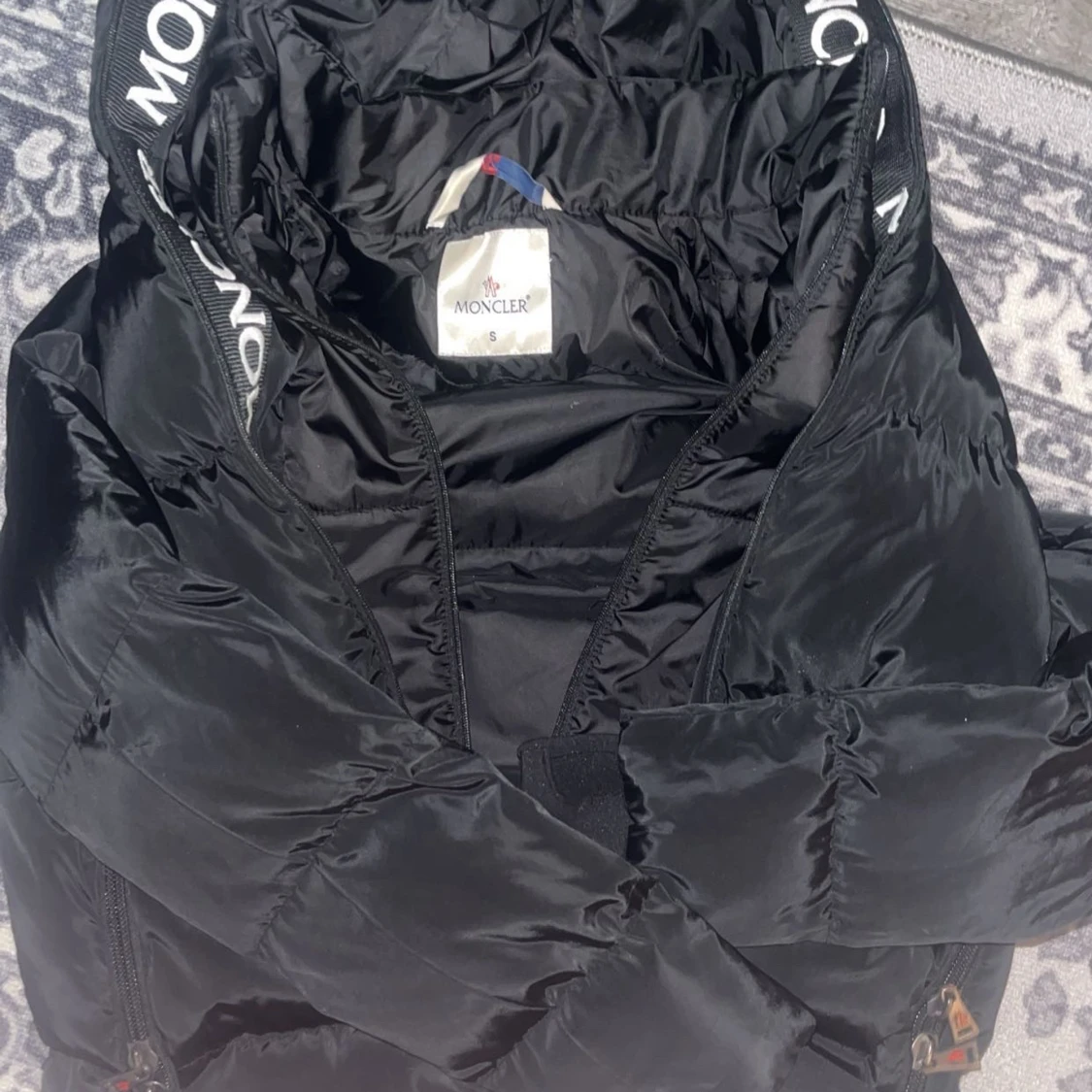 Svart dunjacka från Moncler