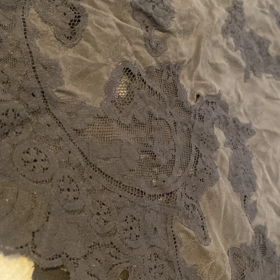 Mörkgrå spetsklänning - 90