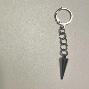 Silverfärgat örhänge med konformad hängande detalj - Priset är för två öronhängen och finns i både guld och silver💕