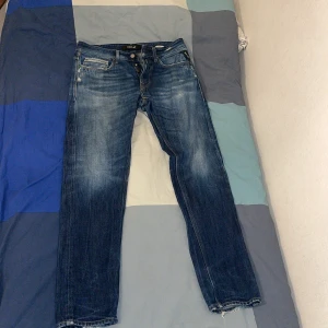 Replay jeans - Säljer ett par snygga blå jeans från Replay i bra skick. Dock ett litet hål men som ej syns när man har på sig de. De har en klassisk straight fit och är perfekta för vardagsbruk. Jeansen har en snygg tvättad look med slitna detaljer vid fållen. Storlek 31 , pris kan diskuteras,