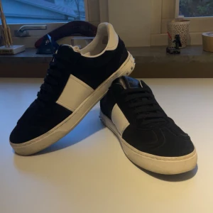 Valentino Flycrew - Riktigt schyssta svarta Valentino Flycrews i mocka som är perfekt för dig som vill stå ut med lite unika skor! | Dustbag följer med men inte box | Storlek 41,5 men passar mig som har 42-43 vanligtvis😊 | skick 9/10 då endast en spik saknas och mockan fortfarande är riktigt fin! | Nypris cirka 7,5-8k mitt pris är endast 3499kr! | Hör gärna av dig vid frågor!😊