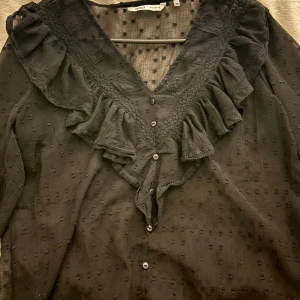 Svart blus från only - Fin blus från only, den har ett hål vid axeln med det är inget som märks när man har på sig den🤍 
