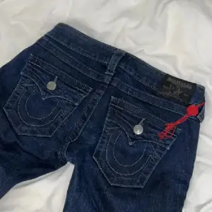 Säljer ett par snygga mörkblå true religion jeans, med coola glitter/sten detaljer på låret o snygga bakfickor. De har en låg midja och är boot cut. Perfekta för vardag eller när du vill ha en edgy look. De är i ny skick, pris kan diskuteras. (Skriv om du har frågor)❤️