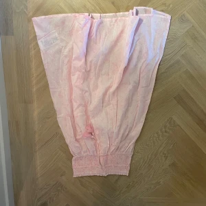 Rosa kjol med resår - Säljer en söt rosa kjol med resår i midjan. Perfekt för sommardagar eller en avslappnad vårlook. Kjolen är i ett lätt och luftigt material, vilket gör den bekväm att bära hela dagen. Passar bra till både vardag och festliga tillfällen. 🌸