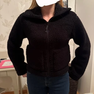 Teddy jacka h&m  - Svart Teddy jacka från H&m bra skick, använd fåtal gånger! Inga defekter💘 skriv för fler bilder 🙌🏻(kan gå ner i pris vid snabb affär)