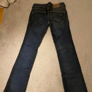 Säljer ett par snygga mörkblå jeans från Lee. De är i bra skick lite slitage på ena benet längst ner men inget märkvärdigt! Hör va er om ni har några frågor! 