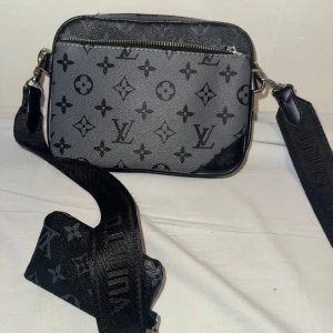 Svart och grå L,v axelväska - L,v helt ny perfekt skick