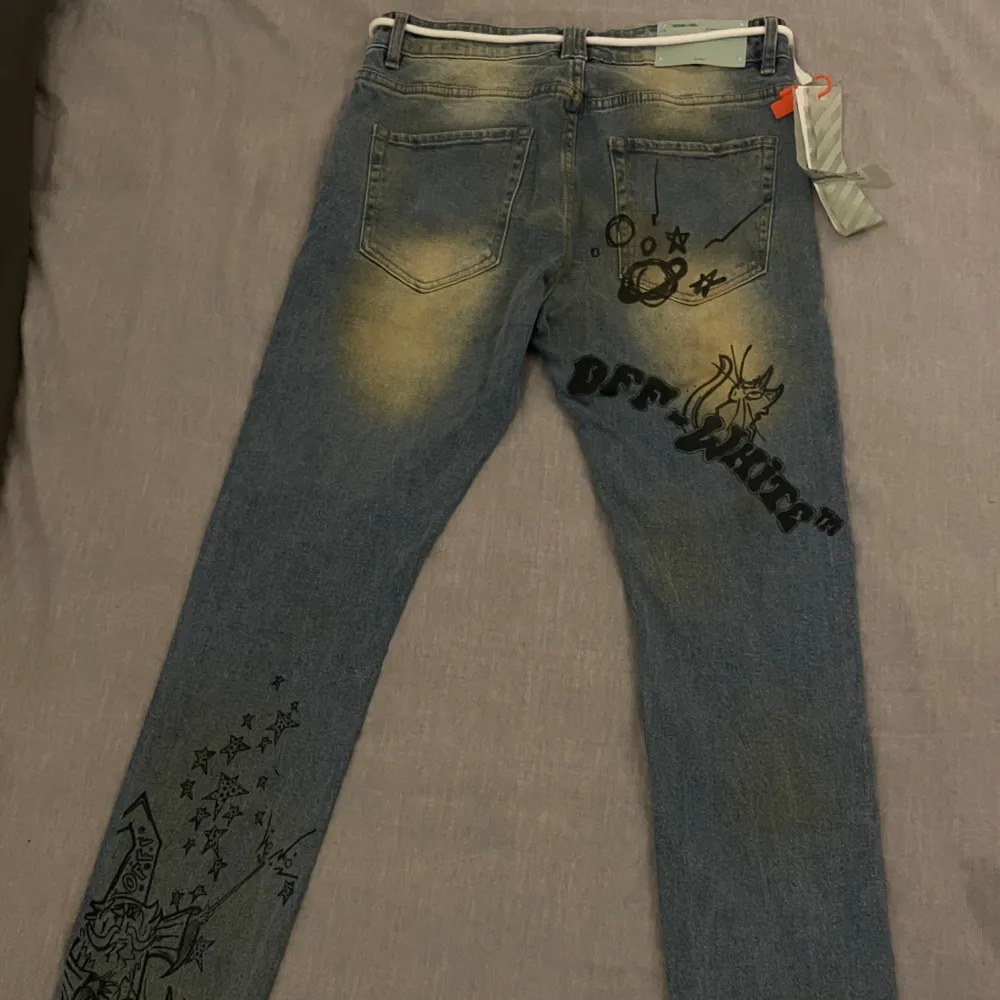 OFF-WHITE: ”wizard JEANS”, statement piece jeans som verkligen är väldigt trendiga. Säljes nu för enbart 3199kr nypris ligger på 8000kr, storlek 32.. Jeans & Byxor.