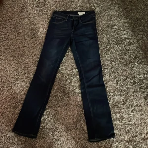 Mörkblå jeans i straight fit - Säljer ett par mörkblå jeans i straight fit. De har en klassisk design med fem fickor och en bekväm passform. Perfekta för både vardag och fest!❤️