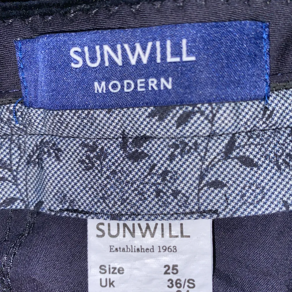 Säljer ett par snygga svarta manchesterbyxor från Sunwill i storlek 36/S. Byxorna har en modern stil och är perfekta för höst och vinter. De är i mycket bra skick och har en klassisk passform med midwaist. Perfekta för både vardag och fest!. Jeans & Byxor.