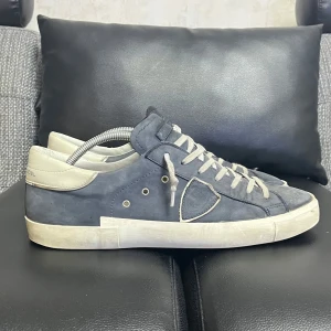 Philippe model skor - Eftertraktad model! Skicket är bra utöver att sulan därframme har lossnat lite, storlek 45 men passar större. Endast skorna ingår. Skriv vid frågor 🙌🏻