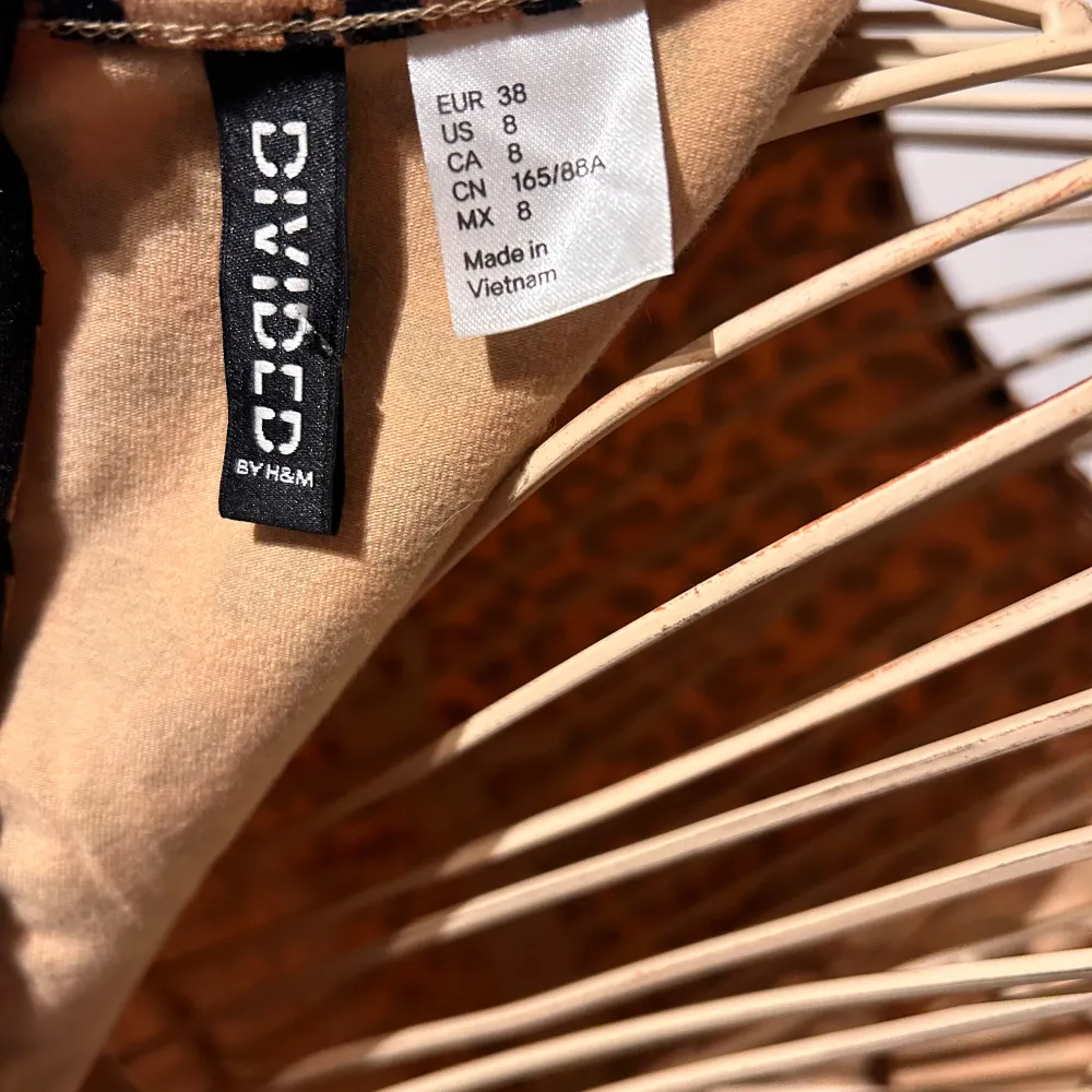 Snygg leopardmönstrad klänning från H&M Divided i storlek M. Klänningen har en tight passform och är långärmad, perfekt för en utekväll eller fest. Den har en dragkedja i ryggen för enkel påklädning. Materialet är stretchigt. Klänningen är aldrig använd.. Mekot.
