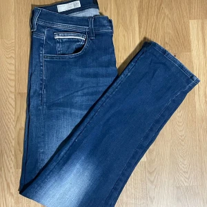 Replay jeans  - Hej, säljer ett par snygga mörkblå jeans från Replay. Storlek 31/32. Inga defekter eller likande! 🙌