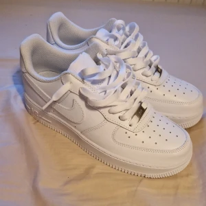 Air force 1 - Tja , säljer dessa as feta af1or till ett bra pris. Perfekt som en everydag sko och allmänt. Hör av er vid frågor!