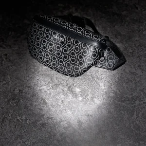 Calvin Klein magväska - Knappt använd magväska, den har stor utrymme inuti sig, känns skönt o ha på sig. Orginell pris 800kr