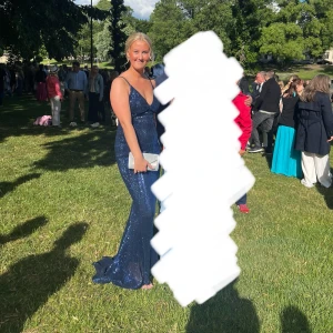 Mörkblå glittrig långklänning - Säljer en fantastisk mörkblå glittrig långklänning perfekt för fest eller bal. Klänningen har en öppen rygg och smala axelband som ger en elegant look. Den är figursydd och framhäver formerna på ett smickrande sätt. Perfekt för sommarens festligheter! 💙