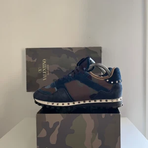 Valentino rockrunners  - Säljer ju dessa feta valentino rockrunners! Storlek 40. Väldigt fint skick. Box,påse och extra nitar och snören. Hör av dig vid minsta fråga🙌