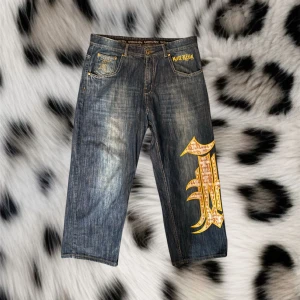 Byxor med coolt tryck❤️ - Super fina byxor ifrån märket kalifonis king i storlek 36❤️dom har coolt tryck på sidan av benet och baksidan❤️totalängden är 96cm, midjan är 45x2, innerbenslängden är 66cm, benöppningen är 26cm❤️