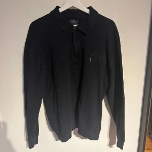 Half zip tröja - Strolek XL, säljer på grund av att jag inte använder den. 